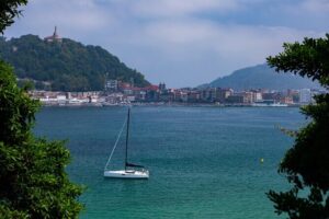 2 h Privated Sail Sebastian Tour or Sunset - La Concha Bay cruising and the horizon: France and Bilbao on clear days