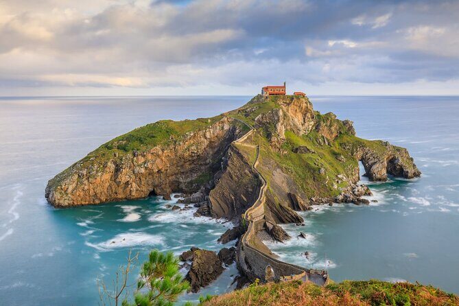 Gaztelugatxe and Gernika Tour From San Sebastian - Meeting point and the morning rhythm out of San Sebastián