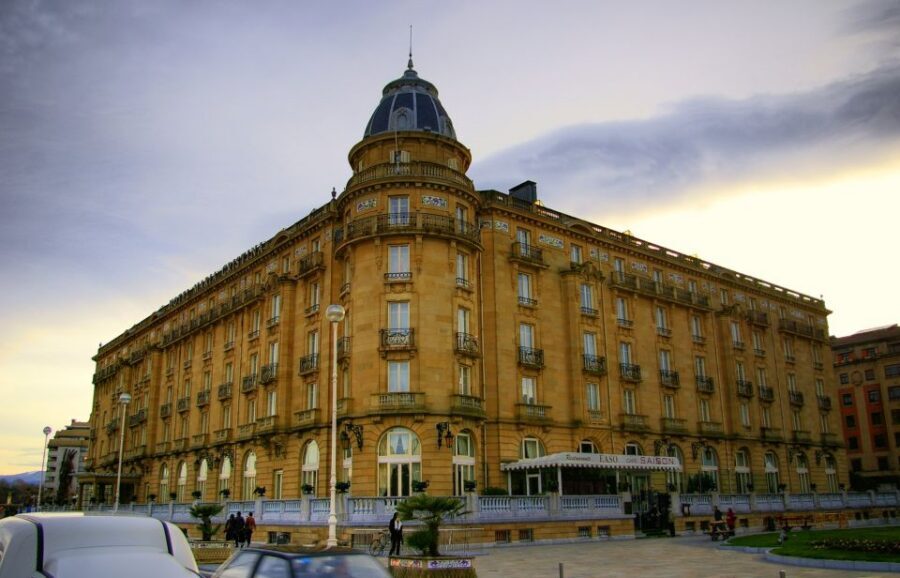 Private walking tour in San Sebastian - Old Town San Sebastián: churches, market energy, pintxo-lined streets