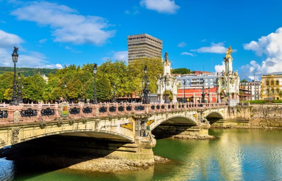 San Sebastian: Historical Walking Tour with Pintxo and Drink - Key points to look for