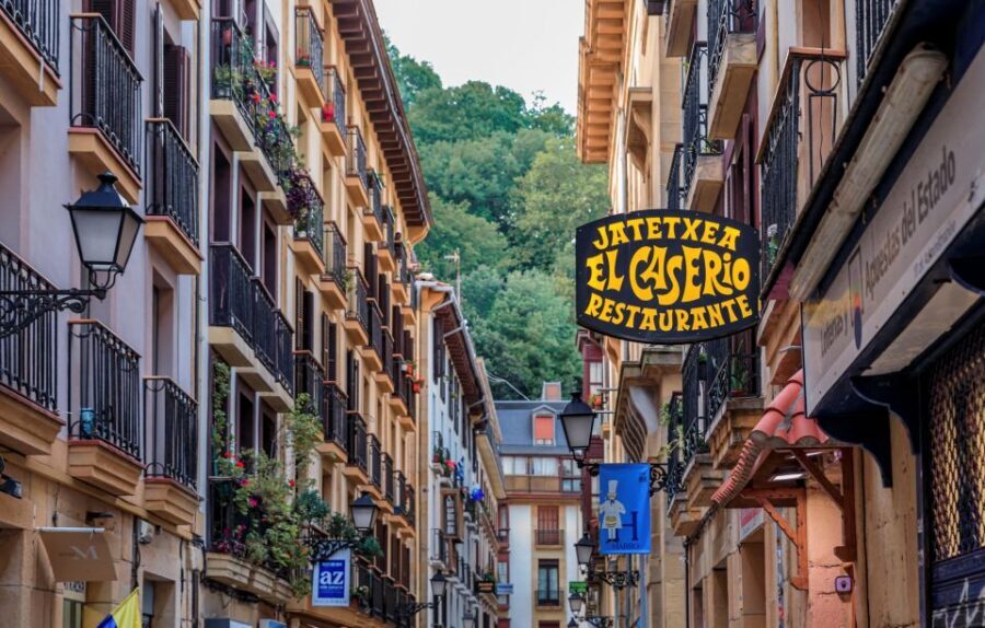 San Sebastian: Historical Walking Tour with Pintxo and Drink - The pintxo tasting at the end: how to enjoy it like a local
