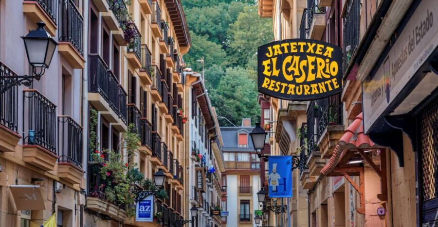 San Sebastian: Historical Walking Tour with Pintxo and Drink - La Concha Beach: the view that explains the city