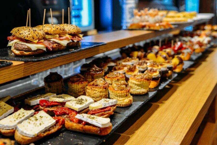San Sebastian: Historical Walking Tour with Pintxo and Drink - Puente Maria Cristina and Plaza de Okendo: bridges and vantage points