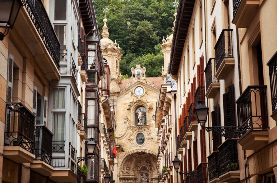 San Sebastian: Historical Walking Tour with Pintxo and Drink - Plaza de la Constitución and Basilica de Santa María del Coro