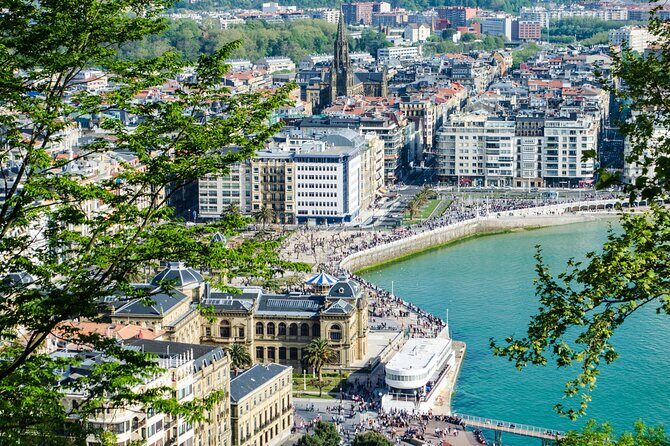 San Sebastian Scavenger Hunt & Highlights Self Guided Audio Tour - Stop-by-stop highlights: Maria Kristina Zubia to San Telmo Museoa
