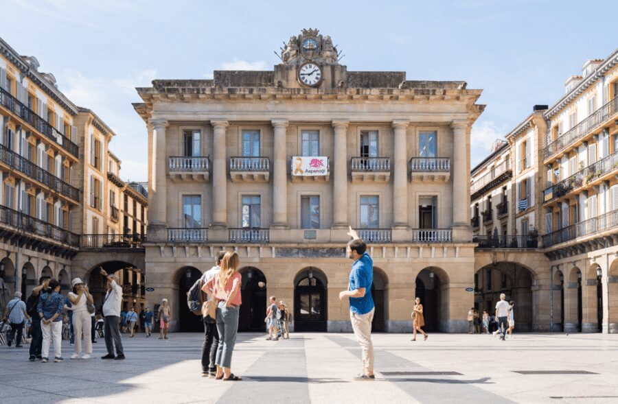 San Sebastian walking tour and aquarium - Old Town streets near San Vicente and Santa María (plus markets by the Cantabrian Sea)